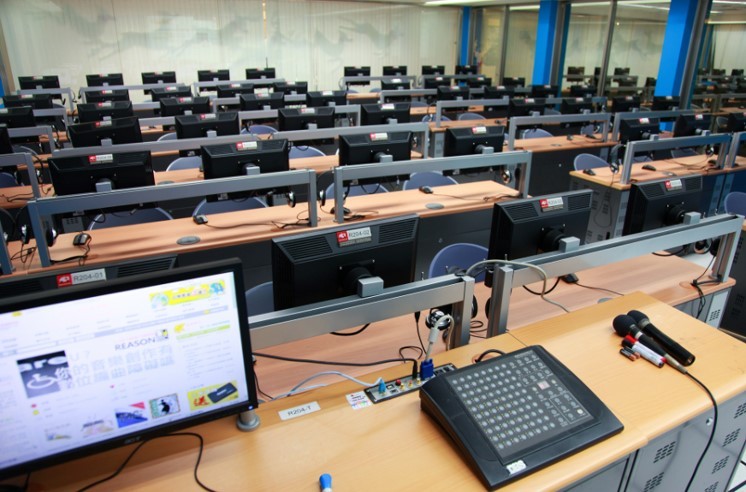 University Classroom Signal Switching: Cross-Platform Simplicity